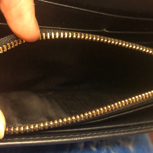 🩷SOLD🩷Ferragamo Vara Bow with Gold Studs BLK Wallet - Picture 10 of 12